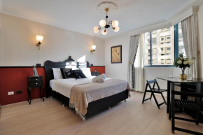 Vintage Charm 3BR Abode - Views, Parking, Gym, Pool, Sydney
